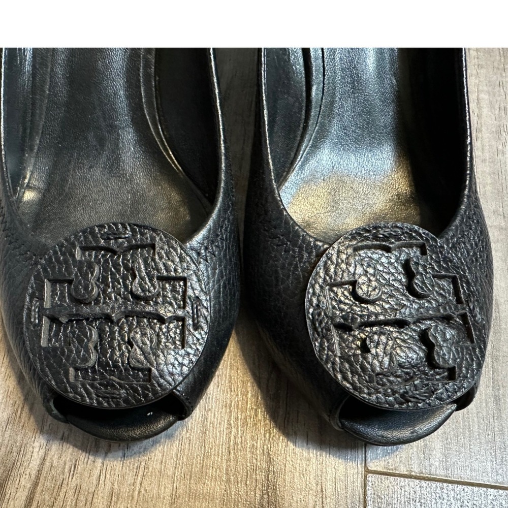 Tory Burch Sally Black Pebbled Leather Peep Toe Wedge Heels Logo Size 8.5 - Picture 6 of 10